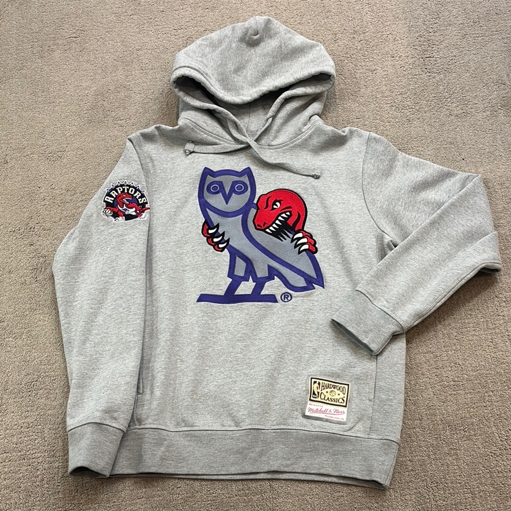 Mitchell & Ness hardwood classics Raptor’s hoodie. Grey. Size medium.